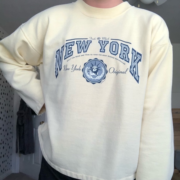 Hanes Sweaters - vintage new york crew neck